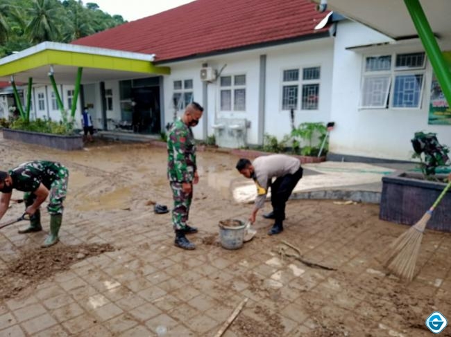 Petugas Gabungan TNI-Polri dan Instansi Terkait Fokus Lakukan Pembersihan Pasca Kondisi Banjir di Eyat Mayang Lembar Mulai Membaik